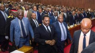 Bwana Kabila (hagati) yategerezwa kuba yatanze imihoho mu mpera z'umwaka wi 2016 ariko amatora yo kumusubiriza ntiyaba