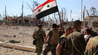 Dakarun dake biyayya ga Shugaba Assad bayan sun kwato wani yanki na gabashin Aleppo ranar Lahadi