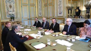 Il s'agit d'une équipe paritaire de 18 ministres, issus de la gauche, de la droite, du centre et de la société civile.