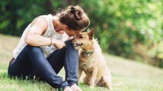 Mujer y perro