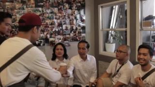 Jokowi minum kopi