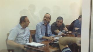 Müttəhimlər Jirayr Sefilyan (ortada), Gevorq Safaryan (sağda) vəkil Tiqran Hayrapetyanla