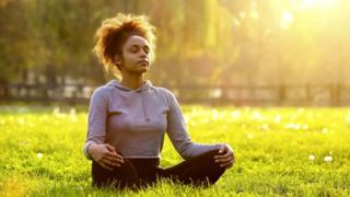 Meditasyon yapan kadın