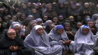 Qaar ka mid ah gabdhihii Chibok ee sawirkooda la shaaciyay bishii May 2014, waxyar un kaddib markii la afduubtay
