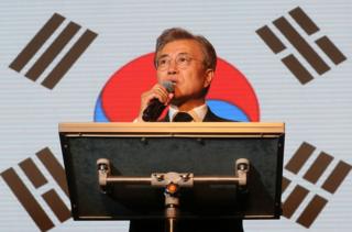 文在寅在就任当天已开始工作
