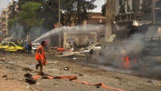 Umuriro hanze y'ibitaro bya al-Dabbeet nyuma y'ibitero bivugwa ko byagabwe n'inyeshyamba mu gace kagenzurwa na guverinoma ka Muhafaza muri Aleppo (03/05/2016)