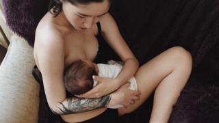沙基耶娃穿內衣餵母乳