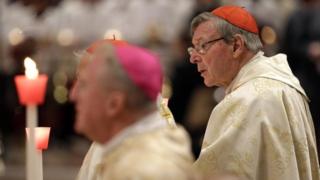 Umu Cardinal George Pell afise urumuri mu gihe Papa yariko asoma misa ku mugoroba wa Pasika muri Basilike ya Saint Pierre i Vatican itariki 15 mu kwezi kwa kane mu 2017