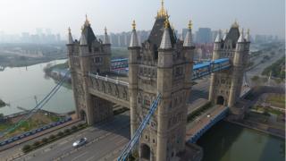 Réplica del Tower Bridge de Londres en Suzhou, China