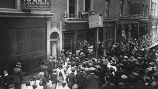 İzdiham Londonun East-End istiqamətində alman dükanlarına hücum edir