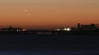 Júpiter y Venus sobre el muelle de Brighton, Inglaterra.