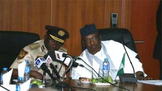 Ministan lamuran cikin gidan na Nigeria tare ba babban jami'an shige da fice
