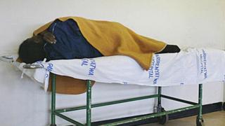 Un patient sur un lit de l'hôpital Parirenyatwa à Harare lors de la grève des médecins le 10 janvier 2007 (archives)