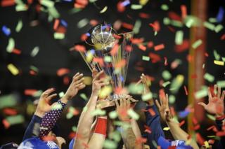 El equipo estadounidense alza el trofeo tras ganar 8-0 a Puerto Rico en el Clásico Mundial de Béisbol en el estadio Dodger de Los Ángeles, en California, EE.UU.