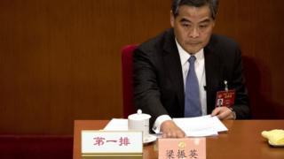 梁振英在当选后即刻上任,就坐政协副主席席位。