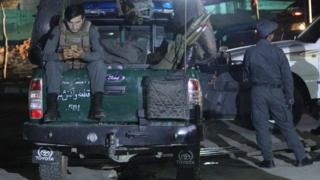 Askar ka tirsan booliska Afghanista oo jooga masaajidka qaraxu ka dhacay