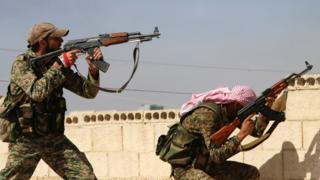 シリアのハマで交戦するシリア政府軍兵士(今年10月)