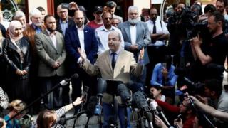 Fawzi Haffar, ketua dewan pengurus Masjid Didsbury, berbicara kepada pers setelah serangan Manchester.