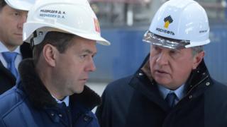 Премьер-министр Дмитрий Медведев и глава "Роснефти" Игорь Сечин