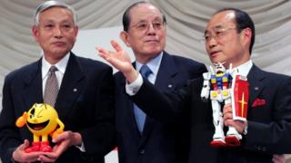 Masaya Nakamura (centre) with Namco vice-chairman Kyushiro Takagi (left) and with president Takeo Takasu