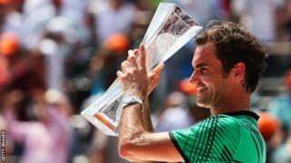 Roger Federer levantando un trofeo.