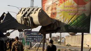 Barzani portresinin buldozerle yıkılması