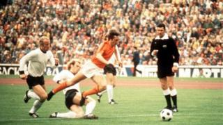 Selon l' Ajax, l'actuel club résident du stade, l'appellation officielle de l'enceinte deviendra "Johan Cruyff ArenA", en hommage à l'ex-icône du club.