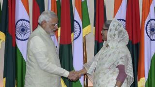 ২০১৫ সালে ঢাকায় ভারতের প্রধানমন্ত্রী নরেন্দ্র মোদি এবং বাংলাদেশের প্রধানমন্ত্রী শেখ হাসিনা