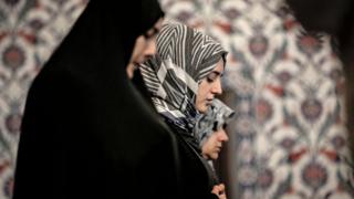 صف من النساء في جنوب أفريقيا أثناء الصلاة في رمضان