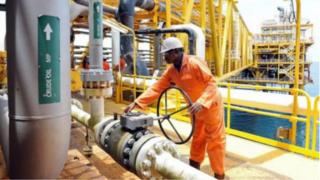 Le Nigeria importe des produits pétroliers raffinés, malgré la production journalière d'environ deux millions de barils de pétrole brut.