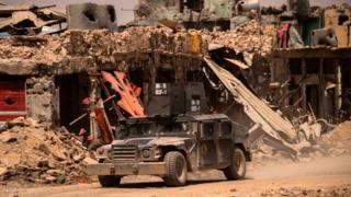 Irak ordusu Musul sokaklarında devriye geziyor