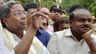 राजभवन में राज्यपाल के समक्ष अपनी सरकार बनाने का दावा पेश करने पहुंचे सिद्धारमैय(बाएं) और एच डी कुमारास्वामी