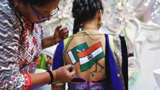 भारत-पाकिस्तान के झंडों का चित्र