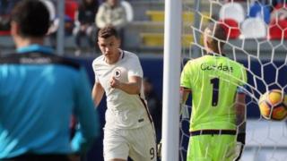 Edin Dzeko a lokacin da zai buga fanaretin