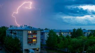 Существует расхожее мнение, что вероятность быть ударенным молнией - один к миллиону. Но это верно лишь отчасти