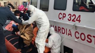 Migrants arrive in Lampedusa, 30 April