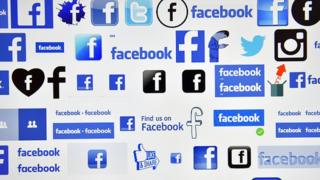 Une photo prise à Vertou (France) en décembre 2016 montre les logos de Facebook