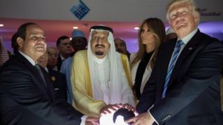 ABD Başkanı Donald Trump (sağda), Melania Trump (sağdan ikinci) , Suudi Kralı Salman bin Abdulaziz El-Suud (ortada) and Mısır Cumhurbaşkanı Abdülfettah el Sisi (solda) Riyad'da Dünya Aşırı Görüşlerle Mücadele Merkezi'nin açılışında