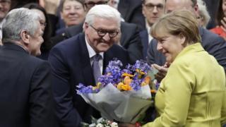 シュタインマイヤー氏(写真中央)の大統領選出を祝福するガウク大統領(同左)とメルケル首相(同右)