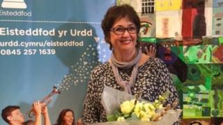 Elin Williams - enillydd Tlws John a Ceridwen Hughes yn 2016