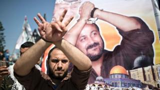 Barghouti (ninka ku sawiran boodhka) ayaa ka mid ah 7,000 ee Falstiiniyiina jeelasha Israel ku xidhan