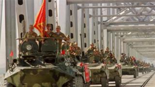 Советтик аскерлер Термездеги көпүрөнү кесип өтүп келе жатат. 1988-жылдын 21-майы.