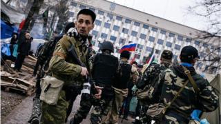 Луганск, 13 апреля 2014 года. Пророссийские активисты у здания СБУ