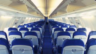 飛行機の座席は小さくなり続けている