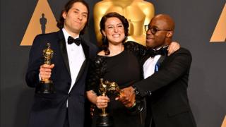 Les producteurs Jeremy Kleiner (L) et Adele Romanski (C), lauréats du prix du meilleur film pour 'Moonlight'