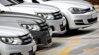 Seul'de park halinde Volkswagen araçlar görülüyor.
