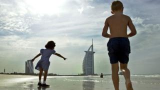 Crianças na praia em Dubai