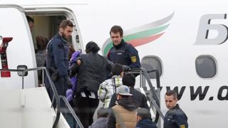 بازگشت مهاجران کوزوویی از فرودگاه کارلسروهه/بادن بادن در روز 15 انوامبر