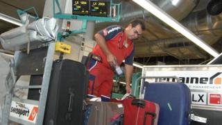 Сотрудник компании Swissport