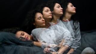 Una imagen de una mujer que se repite, como si se estuviera levantando